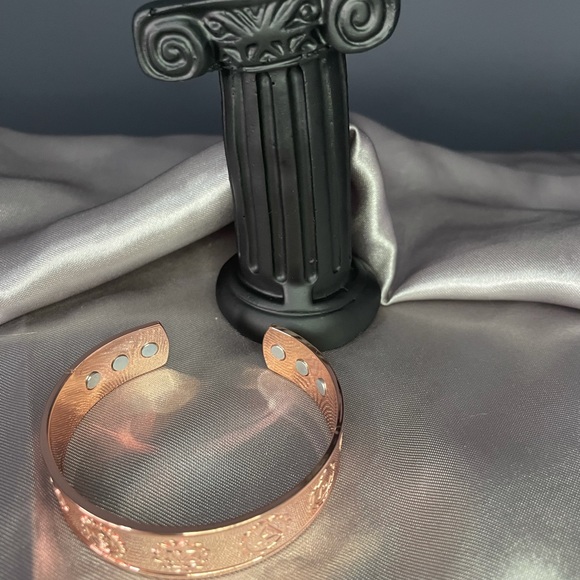 Roseton magnetic cuff bracelet - Picture 3 of 7